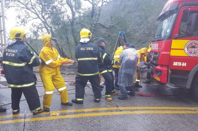 OperaÃ§Ã£o de resgate em caminhÃ£o que caiu em Penhasco na Serra do Rio do Rastro
