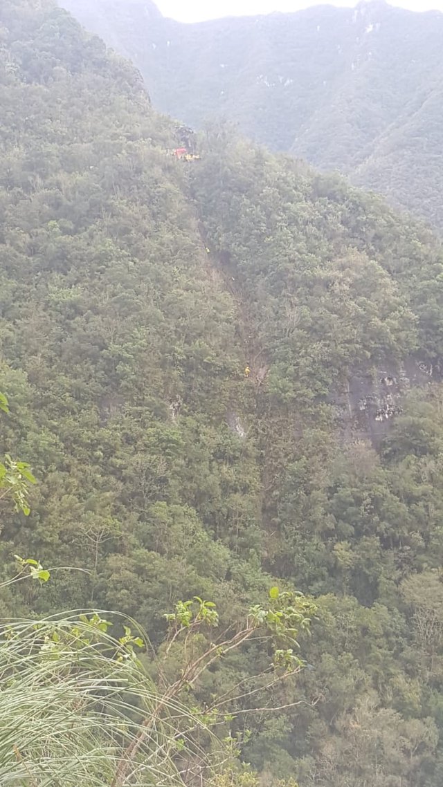 OperaÃ§Ã£o de resgate em caminhÃ£o que caiu em Penhasco na Serra do Rio do Rastro