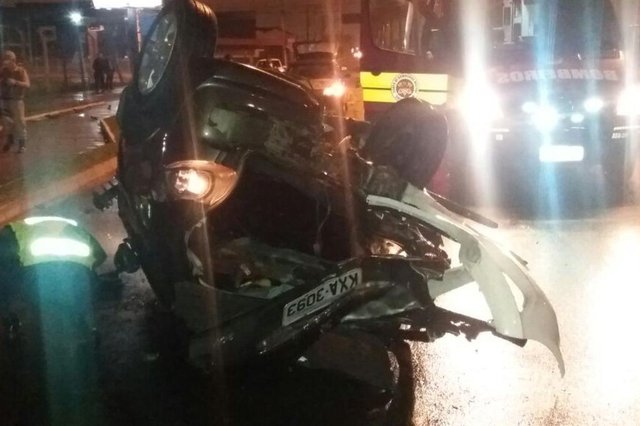 Em Itajaí teve um acidente com vítima fatal, foi dentro da cidade./ Foi por volta das 2h30 da manhã./ Um homem de 66 anos morreu depois que um carro que fugia da polícia bateu no carro dele./ De acordo com a polícia militar eles tentavam abordar o motorista da mercedes porque ele tava fazendo manobras perigosas./ Na fuga ele teria passado dos 200KM por hora./ Depois do acidente ele foi abordado, tentou subornar os policiais e foi confirmada a embriaguez./ Ele teve ferimentos leves e foi levado ao hospital e depois foi preso.// Em Itajaí teve um acidente com vítima fatal, foi dentro da cidade./ Foi por volta das 2h30 da manhã./ Um homem de 66 anos morreu depois que um carro que fugia da polícia bateu no carro dele./ De acordo com a polícia militar eles tentavam abordar o motorista da mercedes porque ele tava fazendo manobras perigosas./ Na fuga ele teria passado dos 200KM por hora./ Depois do acidente ele foi abordado, tentou subornar os policiais e foi confirmada a embriaguez./ Ele teve ferimentos leves e foi levado ao hospital e depois foi preso.//