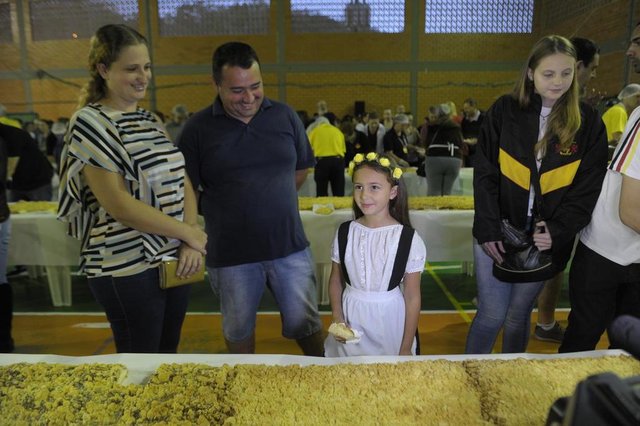 Blumenau - SC - Brasil - 02092018 - Aniversário de Blumenau tem cuca de 168 metros de comprimento na vila Itoupava, confirmada a maior cuca do Brasil. Blumenau - SC - Brasil - 02092018 - Aniversário de Blumenau tem cuca de 168 metros de comprimento na vila Itoupava, confirmada a maior cuca do Brasil.