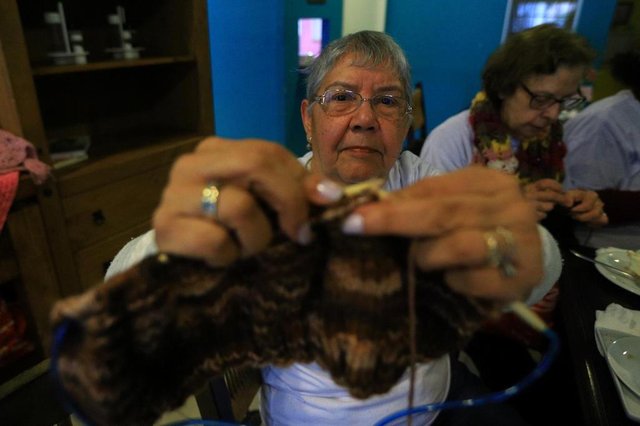 CACHOEIRINHA, RS, BRASIL, 24/08/2018: Grupo faz roupas de tricot e crochê para doações para entidades de Cachoeirinha.Indexador: ISADORA NEUMANN CACHOEIRINHA, RS, BRASIL, 24/08/2018: Grupo faz roupas de tricot e crochê para doações para entidades de Cachoeirinha.Indexador: ISADORA NEUMANN