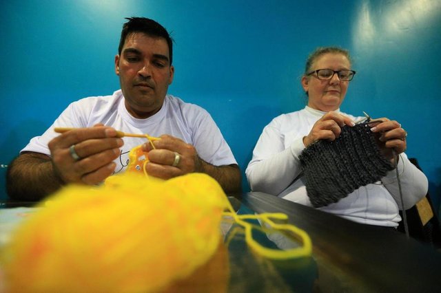 CACHOEIRINHA, RS, BRASIL, 24/08/2018: Grupo faz roupas de tricot e crochê para doações para entidades de Cachoeirinha.Indexador: ISADORA NEUMANN CACHOEIRINHA, RS, BRASIL, 24/08/2018: Grupo faz roupas de tricot e crochê para doações para entidades de Cachoeirinha.Indexador: ISADORA NEUMANN