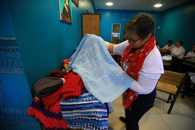 CACHOEIRINHA, RS, BRASIL, 24/08/2018: Grupo faz roupas de tricot e crochê para doações para entidades de Cachoeirinha. Na foto: Beatriz AndradeIndexador: ISADORA NEUMANN CACHOEIRINHA, RS, BRASIL, 24/08/2018: Grupo faz roupas de tricot e crochê para doações para entidades de Cachoeirinha. Na foto: Beatriz AndradeIndexador: ISADORA NEUMANN