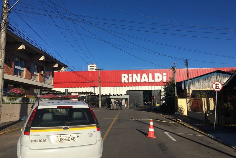 Empresa Rinaldi, em Bento Gonçalves, teve caixa eletrônico arrombado na madrugada desta quinta-feira.