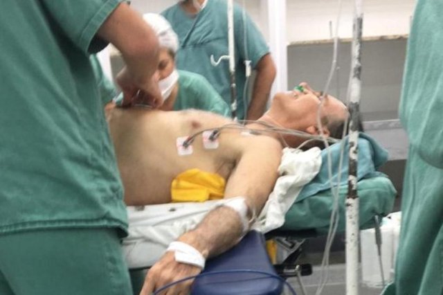 Foto do candidato Jair Bolsonaro sendo atendido no hospital após ser esfaqueado. Foto do candidato Jair Bolsonaro sendo atendido no hospital após ser esfaqueado.