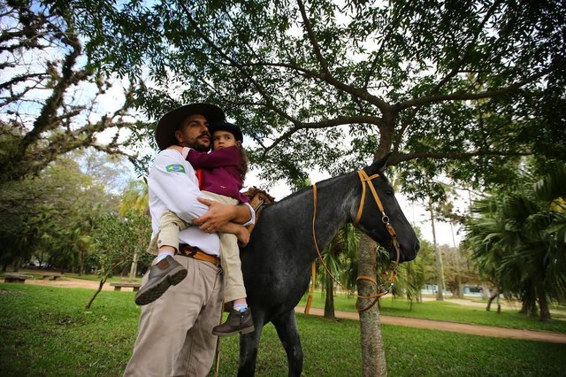 PORTO ALEGRE - BRASIL - Desfile tradicionalista no extremo sul em Porto Alegre.Anderson e Giovana da Silva (4 anos) PORTO ALEGRE - BRASIL - Desfile tradicionalista no extremo sul em Porto Alegre.Anderson e Giovana da Silva (4 anos)