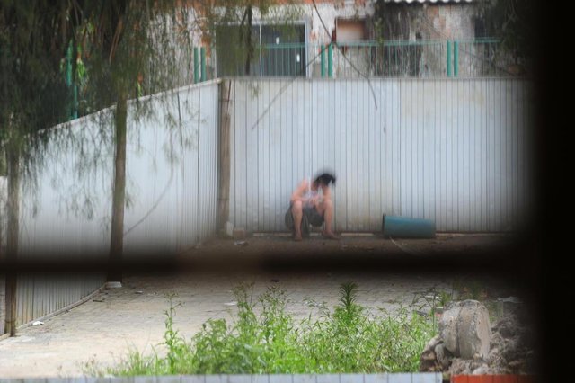 JOINVILLE,SC,BRASIL,10-09-2018.Usuários de droga aproveitam tapume da praça Dario Salles,pra se camuflar e usar Crack.(Foto:Salmo Duarte/A Notícia) JOINVILLE,SC,BRASIL,10-09-2018.Usuários de droga aproveitam tapume da praça Dario Salles,pra se camuflar e usar Crack.(Foto:Salmo Duarte/A Notícia)