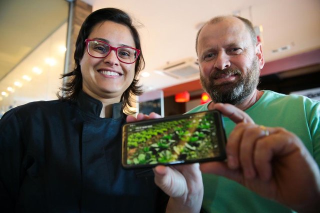 FLORIANÓPOLIS, SC, BRASIL, 04/09/2018: Plataforma catarinense conecta pequenos agricultores diretamente com o comprador. Na foto: Fabiola Caudeira, empresária e Claudinei Locks, agricultor.(Foto: CRISTIANO ESTRELA / DIÁRIO CATARINENSE) FLORIANÓPOLIS, SC, BRASIL, 04/09/2018: Plataforma catarinense conecta pequenos agricultores diretamente com o comprador. Na foto: Fabiola Caudeira, empresária e Claudinei Locks, agricultor.(Foto: CRISTIANO ESTRELA / DIÁRIO CATARINENSE)