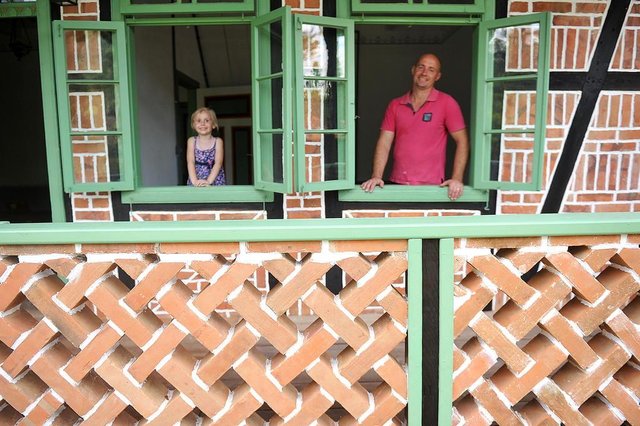 JARAGUÁ DO SUL, SC, BRASIL (16-11-2015) - Evandro Rux e a filha Fernanda Rux, em frente a residencia construida por seu tataravô o senhor Augusto Rux. (Foto: Maykon Lammerhirt, Agencia RBS) JARAGUÁ DO SUL, SC, BRASIL (16-11-2015) - Evandro Rux e a filha Fernanda Rux, em frente a residencia construida por seu tataravô o senhor Augusto Rux. (Foto: Maykon Lammerhirt, Agencia RBS)