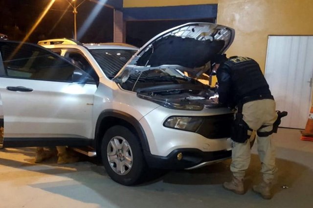 Polícia recupera picape roubada e apreende arma na BR 101 em Garuva Polícia recupera picape roubada e apreende arma na BR 101 em Garuva