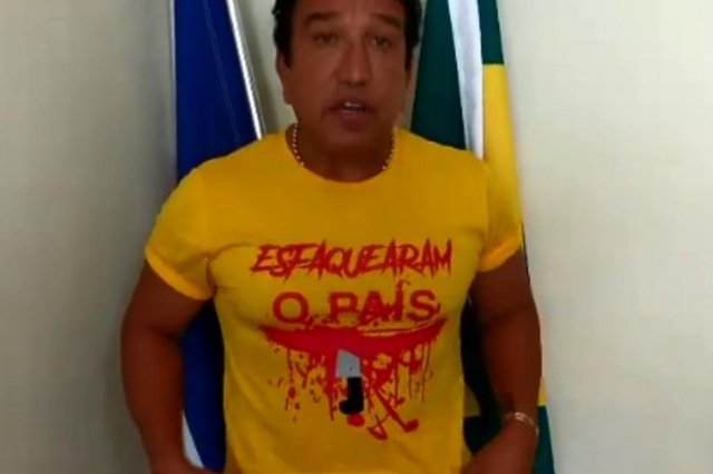 Senador Magno Malta (PR) usa camiseta que faz alusão ao atentado sofrido pelo candidato a presidente Jair Bolsonaro (PSL). Senador Magno Malta (PR) usa camiseta que faz alusão ao atentado sofrido pelo candidato a presidente Jair Bolsonaro (PSL).