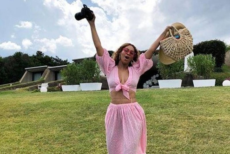 Beyoncé publicou fotos de seu aniversário de 37 anos e um detalhe chamou a atenção dos brasileiros: a bolsa que a cantora usava, que leva a assinatura da marca brasileira Nannacay.