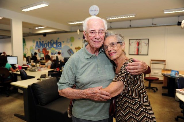 JOINVILLE,SC,BRASIL,20-02-2015.Jornal A notícia comemora 92anos,casal Flávio Gomes de Oliveira e Gilsa Gomes de Oliveira,assinantes do jornal.(Foto:Salmo Duarte/Agência RBS,Caderno de Aniverssário) JOINVILLE,SC,BRASIL,20-02-2015.Jornal A notícia comemora 92anos,casal Flávio Gomes de Oliveira e Gilsa Gomes de Oliveira,assinantes do jornal.(Foto:Salmo Duarte/Agência RBS,Caderno de Aniverssário)