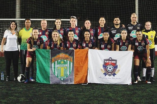 Time de futebol 7 feminino da Grande Florianópolis faz campanha para disputar liga brasileira em São PauloDuas equipes femininas de futebol 7 da Grande Florianópolis se uniram para participar da Liga Brasileira do esporte que será disputada na capital paulista em outubro. São as meninas do Triunfo Independente, do bairro Sambaqui, e do Elas de Ouro, de São José. Elas alimentavam esse sonho conjunto e decidiram unir forças. Apesar do esforço, ainda faltam recursos para a viagem. Time de futebol 7 feminino da Grande Florianópolis faz campanha para disputar liga brasileira em São PauloDuas equipes femininas de futebol 7 da Grande Florianópolis se uniram para participar da Liga Brasileira do esporte que será disputada na capital paulista em outubro. São as meninas do Triunfo Independente, do bairro Sambaqui, e do Elas de Ouro, de São José. Elas alimentavam esse sonho conjunto e decidiram unir forças. Apesar do esforço, ainda faltam recursos para a viagem.