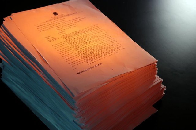 Processo contendo 800 páginas da Operação Ouvidos Moucos que investiga desvios na UFSC. Processo contendo 800 páginas da Operação Ouvidos Moucos que investiga desvios na UFSC.