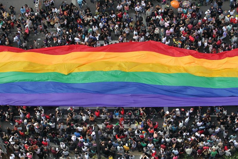 16º Parada do Orgulho LGBT em SPSP - PARADA/LGBT  - GERAL - Participantes da 16ª Parada do Orgulho LGBT (Lésbicas, Gays, Bissexuais, Travestis, Transexuais e Transgêneros) percorrem a   Avenida Paulista, em São Paulo, neste domingo (10).   10/06/2012 - Foto: PAULO LIEBERT/AGÊNCIA ESTADO/AEEditoria: GERALLocal: SÃO PAULOIndexador: PAULO LIEBERTFotógrafo: AGÊNCIA ESTADO