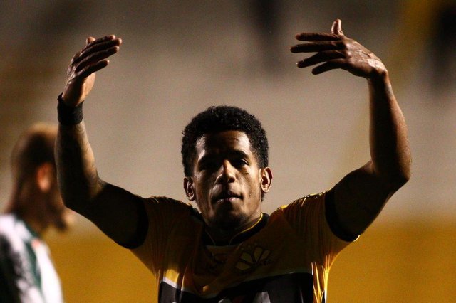 SC - Criciuma - 21/08/2018 - Brasileiro B 2018, Criciuma x Coritiba - Vitor Feijão do Criciúma durante partida entre Criciuma e Coritiba pela 22ª rodada do Campeonato Brasileiro B 2018 no estadio Heriberto Hulse. Foto: Guilherme Hahn/Especial SC - Criciuma - 21/08/2018 - Brasileiro B 2018, Criciuma x Coritiba - Vitor Feijão do Criciúma durante partida entre Criciuma e Coritiba pela 22ª rodada do Campeonato Brasileiro B 2018 no estadio Heriberto Hulse. Foto: Guilherme Hahn/Especial