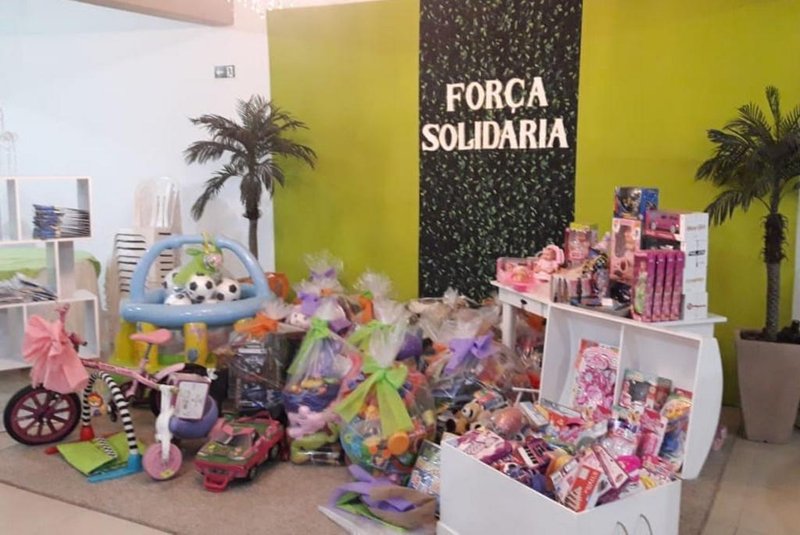Voluntários do grupo Força Solidária arrecadam brinquedos e fraldas para pacientes do Hospital Geral de Caxias.