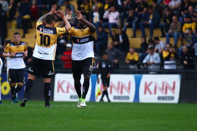 SC - Criciuma - 15/09/2018 - Brasileiro B 2018, Criciuma x Avai - Sandro do Criciuma comemora seu gol com Elvis durante partida entre Criciuma e Avai pela 27ª rodada do Campeonato Brasileiro B 2018 no estadio Heriberto Hulse. Foto: Guilherme Hahn/Especial SC - Criciuma - 15/09/2018 - Brasileiro B 2018, Criciuma x Avai - Sandro do Criciuma comemora seu gol com Elvis durante partida entre Criciuma e Avai pela 27ª rodada do Campeonato Brasileiro B 2018 no estadio Heriberto Hulse. Foto: Guilherme Hahn/Especial