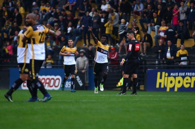 SC - Criciuma - 15/09/2018 - Brasileiro B 2018, Criciuma x Avai - Sandro do Criciuma comemora seu gol durante partida entre Criciuma e Avai pela 27ª rodada do Campeonato Brasileiro B 2018 no estadio Heriberto Hulse. Foto: Guilherme Hahn/Especial SC - Criciuma - 15/09/2018 - Brasileiro B 2018, Criciuma x Avai - Sandro do Criciuma comemora seu gol durante partida entre Criciuma e Avai pela 27ª rodada do Campeonato Brasileiro B 2018 no estadio Heriberto Hulse. Foto: Guilherme Hahn/Especial