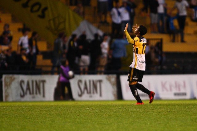 SC - Criciuma - 15/09/2018 - Brasileiro B 2018, Criciuma x Avai - Andrew do Criciuma comeora seu gol durante partida entre Criciuma e Avai pela 27ª rodada do Campeonato Brasileiro B 2018 no estadio Heriberto Hulse. Foto: Guilherme Hahn/Especial SC - Criciuma - 15/09/2018 - Brasileiro B 2018, Criciuma x Avai - Andrew do Criciuma comeora seu gol durante partida entre Criciuma e Avai pela 27ª rodada do Campeonato Brasileiro B 2018 no estadio Heriberto Hulse. Foto: Guilherme Hahn/Especial