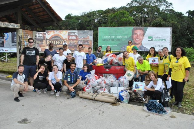 voluntários recolhem 70 quilos de lixo na avenida santos dumont, em joinville voluntários recolhem 70 quilos de lixo na avenida santos dumont, em joinville