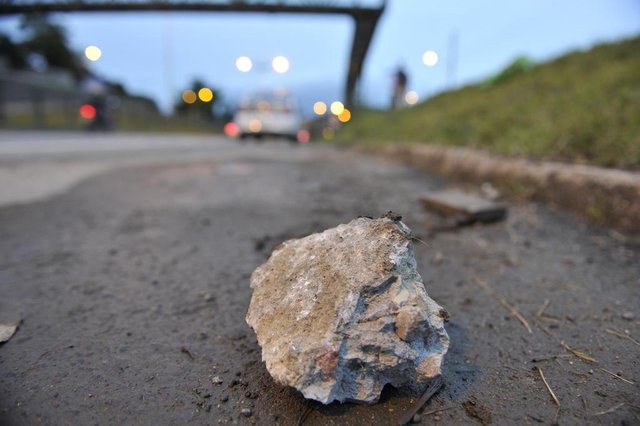 Blumenau - SC - Brasil - 16092018 - ciganos brigam e jogam pedras em veículos que passavam na via expressa. Blumenau - SC - Brasil - 16092018 - ciganos brigam e jogam pedras em veículos que passavam na via expressa.
