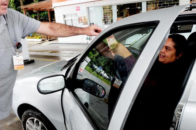 JOINVILLE,SC,BRASIL,14-09-2018.Reajuste no preço da gasolina.Daniela Almeida Barbosa.(Foto:Salmo Duarte/A Notícia) JOINVILLE,SC,BRASIL,14-09-2018.Reajuste no preço da gasolina.Daniela Almeida Barbosa.(Foto:Salmo Duarte/A Notícia)