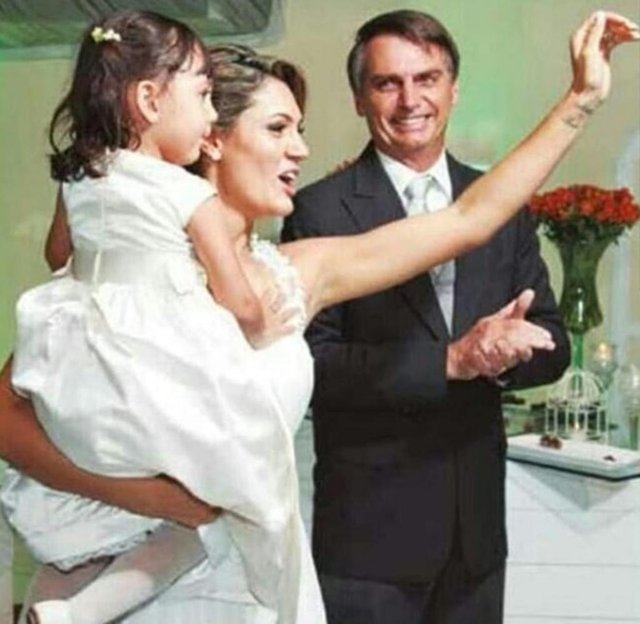 Candidato Jair Bolsonaro postou em seu Instagram foto com a esposa e a filha. Candidato Jair Bolsonaro postou em seu Instagram foto com a esposa e a filha.