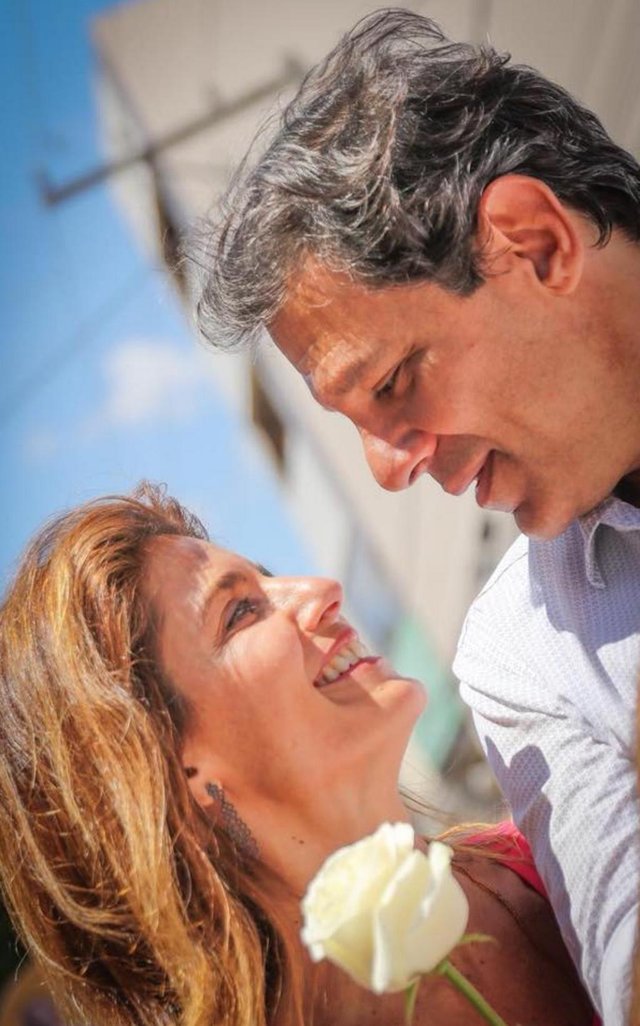 Candidato a presidente, Fernando Haddad (PT), se declara para a esposa em postagem nas redes sociais. Candidato a presidente, Fernando Haddad (PT), se declara para a esposa em postagem nas redes sociais.