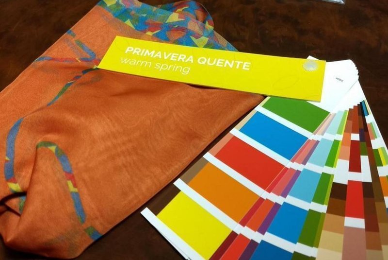 Em parceria com a artista plástica, Ligia Gazzola, Cris Carvalho lança uma coleção com 12 lenços inspirados na coloração pessoal