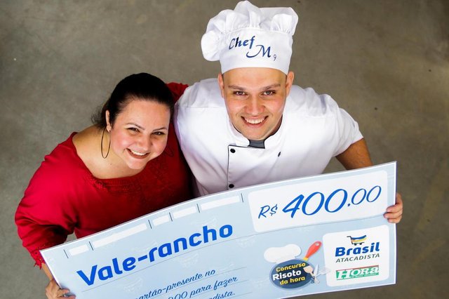 FLORIANOPOLIS, SC, BRASIL, 18.09.2018: Concurso de receitas de Risoto da Hora organizado pelo Hora de SC em parceria com o Brasil Atacadista. Quatro finalistas prepararam suas receitas. Vencedor Maykom Moisés Costa, Risoto de linguiça blumenau com alho poró, com a esposa Thauany Scheidt (Foto: Diorgenes Pandini/Diário Catarinense)Indexador: Diorgenes Pandini FLORIANOPOLIS, SC, BRASIL, 18.09.2018: Concurso de receitas de Risoto da Hora organizado pelo Hora de SC em parceria com o Brasil Atacadista. Quatro finalistas prepararam suas receitas. Vencedor Maykom Moisés Costa, Risoto de linguiça blumenau com alho poró, com a esposa Thauany Scheidt (Foto: Diorgenes Pandini/Diário Catarinense)Indexador: Diorgenes Pandini