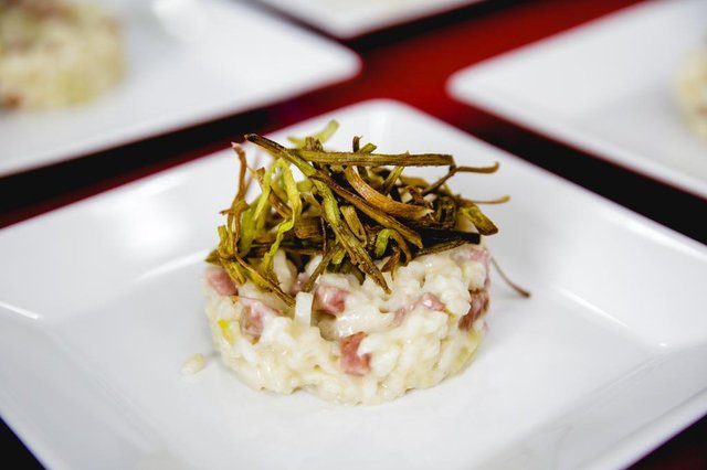 FLORIANOPOLIS, SC, BRASIL, 18.09.2018: Concurso de receitas de Risoto da Hora organizado pelo Hora de SC em parceria com o Brasil Atacadista. Quatro finalistas prepararam suas receitas. Maykom Moisés Costa, Risoto de linguiça blumenau com alho poró (Foto: Diorgenes Pandini/Diário Catarinense)Indexador: Diorgenes Pandini FLORIANOPOLIS, SC, BRASIL, 18.09.2018: Concurso de receitas de Risoto da Hora organizado pelo Hora de SC em parceria com o Brasil Atacadista. Quatro finalistas prepararam suas receitas. Maykom Moisés Costa, Risoto de linguiça blumenau com alho poró (Foto: Diorgenes Pandini/Diário Catarinense)Indexador: Diorgenes Pandini