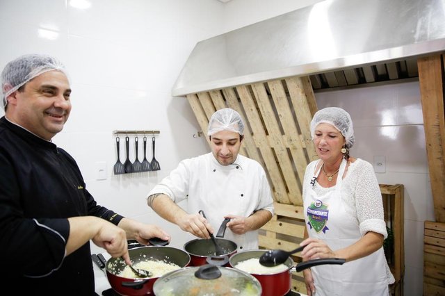 FLORIANOPOLIS, SC, BRASIL, 18.09.2018: Concurso de receitas de Risoto da Hora organizado pelo Hora de SC em parceria com o Brasil Atacadista. Quatro finalistas prepararam suas receitas. (Foto: Diorgenes Pandini/Diário Catarinense)Indexador: Diorgenes Pandini FLORIANOPOLIS, SC, BRASIL, 18.09.2018: Concurso de receitas de Risoto da Hora organizado pelo Hora de SC em parceria com o Brasil Atacadista. Quatro finalistas prepararam suas receitas. (Foto: Diorgenes Pandini/Diário Catarinense)Indexador: Diorgenes Pandini