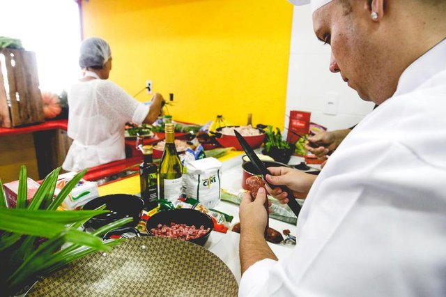 FLORIANOPOLIS, SC, BRASIL, 18.09.2018: Concurso de receitas de Risoto da Hora organizado pelo Hora de SC em parceria com o Brasil Atacadista. Quatro finalistas prepararam suas receitas. (Foto: Diorgenes Pandini/Diário Catarinense)Indexador: Diorgenes Pandini FLORIANOPOLIS, SC, BRASIL, 18.09.2018: Concurso de receitas de Risoto da Hora organizado pelo Hora de SC em parceria com o Brasil Atacadista. Quatro finalistas prepararam suas receitas. (Foto: Diorgenes Pandini/Diário Catarinense)Indexador: Diorgenes Pandini