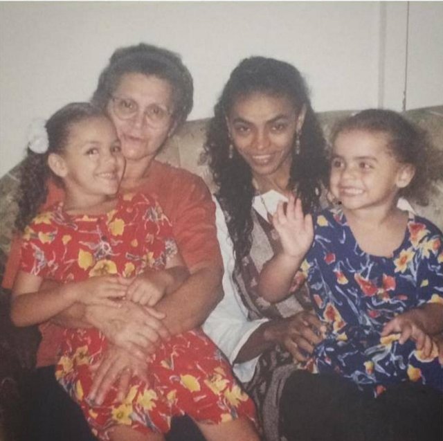 Marina Silva, candidata a presidente pela Rede, postou no Facebook hoje: Vó e mãe são tudo de bom Marina Silva, candidata a presidente pela Rede, postou no Facebook hoje: Vó e mãe são tudo de bom