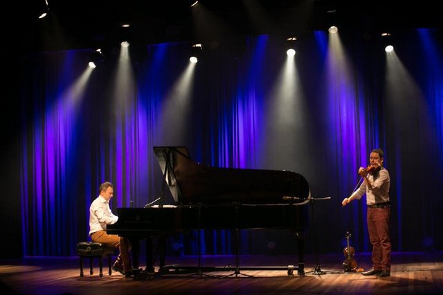 Ainda está rendendo comentários e elogios a apresentação dos músicos Pavel Kazarian e Gabriel Vieira no Teatro Juarez Machado, na semana passada. Quem conhece o talento da dupla sabe que realmente eles devem ter dado um show. Parabéns aos organizadores e apoiadores desta terceira edição do Concerto Clássico Arquitetura e Cultura.Na foto, Pavel Kazarian (E) e Gabriel Vieira, no show que encantou o público Ainda está rendendo comentários e elogios a apresentação dos músicos Pavel Kazarian e Gabriel Vieira no Teatro Juarez Machado, na semana passada. Quem conhece o talento da dupla sabe que realmente eles devem ter dado um show. Parabéns aos organizadores e apoiadores desta terceira edição do Concerto Clássico Arquitetura e Cultura.Na foto, Pavel Kazarian (E) e Gabriel Vieira, no show que encantou o público
