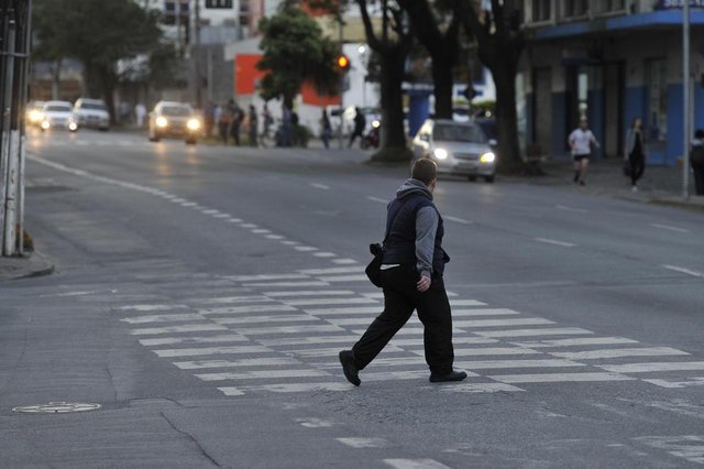 Blumenau - SC - Brasil - 18092018 - Pedestres se arriscam na travessia fora da faixa em frente ao shopping Neumarkt Blumenau - SC - Brasil - 18092018 - Pedestres se arriscam na travessia fora da faixa em frente ao shopping Neumarkt