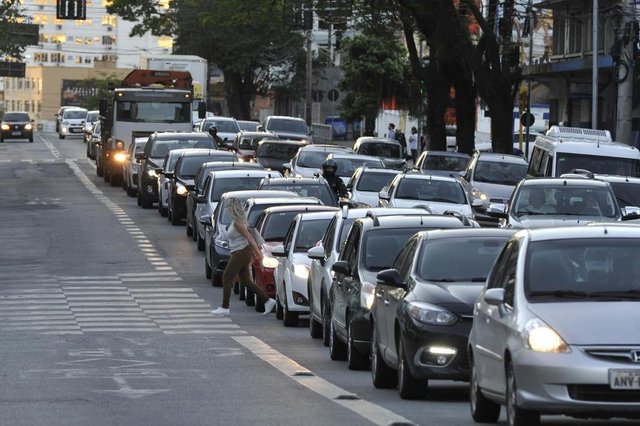 Blumenau - SC - Brasil - 18092018 - Pedestres se arriscam na travessia fora da faixa em frente ao shopping Neumarkt Blumenau - SC - Brasil - 18092018 - Pedestres se arriscam na travessia fora da faixa em frente ao shopping Neumarkt