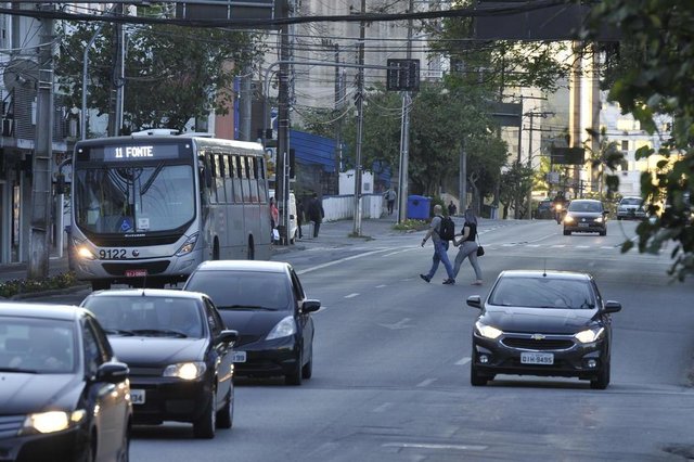 Blumenau - SC - Brasil - 18092018 - Pedestres se arriscam na travessia fora da faixa em frente ao shopping Neumarkt Blumenau - SC - Brasil - 18092018 - Pedestres se arriscam na travessia fora da faixa em frente ao shopping Neumarkt