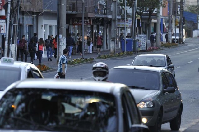 Blumenau - SC - Brasil - 18092018 - Pedestres se arriscam na travessia fora da faixa em frente ao shopping Neumarkt Blumenau - SC - Brasil - 18092018 - Pedestres se arriscam na travessia fora da faixa em frente ao shopping Neumarkt