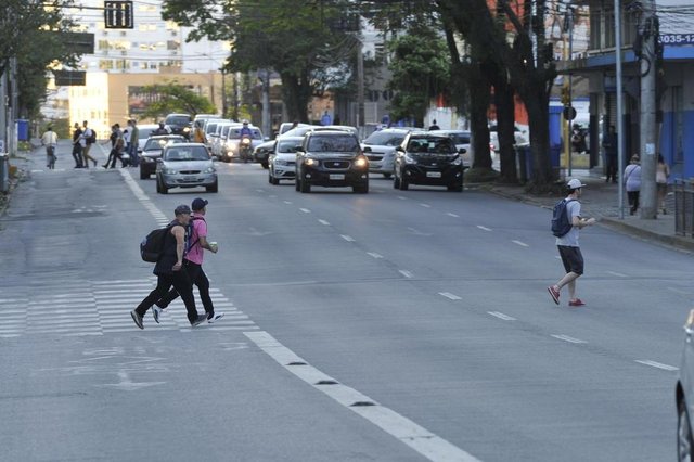 Blumenau - SC - Brasil - 18092018 - Pedestres se arriscam na travessia fora da faixa em frente ao shopping Neumarkt Blumenau - SC - Brasil - 18092018 - Pedestres se arriscam na travessia fora da faixa em frente ao shopping Neumarkt