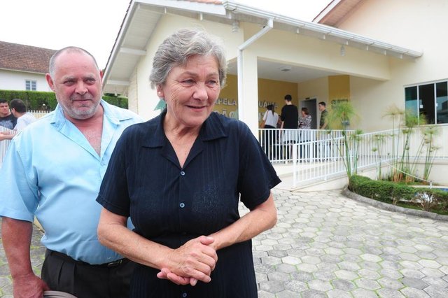 Jací deneilde lada jelinski, tia da menina assassinadaPai e filha mortos a tiros na noite de terça-feira em São Bento do Sul serão velados a partir das 13 horas desta quarta-feira na Capela Mortuária São Bento. O sepultamento acontece às 8h30 de quinta-feira no Cemitério de Postema, em Campo Alegre, também no Planalto Norte de Santa Catarina.O caso aconteceu por volta das 20 horas na rua Cezario Marchinhak, no bairro Brasília, onde funcionava uma transportadora da família. Segundo a Polícia Militar, o autor dos disparos teria sido o filho da vítima, de 34 anos, que está foragido. Jací deneilde lada jelinski, tia da menina assassinadaPai e filha mortos a tiros na noite de terça-feira em São Bento do Sul serão velados a partir das 13 horas desta quarta-feira na Capela Mortuária São Bento. O sepultamento acontece às 8h30 de quinta-feira no Cemitério de Postema, em Campo Alegre, também no Planalto Norte de Santa Catarina.O caso aconteceu por volta das 20 horas na rua Cezario Marchinhak, no bairro Brasília, onde funcionava uma transportadora da família. Segundo a Polícia Militar, o autor dos disparos teria sido o filho da vítima, de 34 anos, que está foragido.