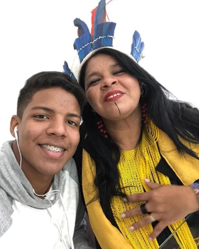 Sonia Guajajara, candidata a vice na chapa de Guilherme Boulos (PSOL), candidato a presidente, com o filho Luiz. Sonia Guajajara, candidata a vice na chapa de Guilherme Boulos (PSOL), candidato a presidente, com o filho Luiz.