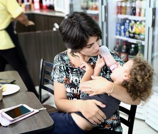 Manuela DÁvila (PCdoB), candidata a vice de Fernando Haddad (PT), com a filha Laura. Manuela DÁvila (PCdoB), candidata a vice de Fernando Haddad (PT), com a filha Laura.