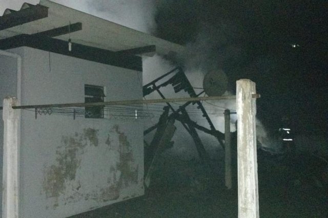 AS 02:14 HS NA RUA HELMUND TRAPP, TESTO SALTO, INCÊNDIO EM RESIDÊNCIA DE MADEIRA DE APROXIMADAMENTE 90 M². PERDA TOTAL DO IMÓVEL, NÃO HOUVE VÍTIMAS, GASTOS 8.000 LITROS DE ÁGUA.Incêndio em residência mista 160 mts², com perda total da residência e, móveis, etc..., Sem vítimas, Vtrs, AT32, AR114, ABTR41, ASU 385..Rua Helmund Trapp, 1100, Testo do Salto AS 02:14 HS NA RUA HELMUND TRAPP, TESTO SALTO, INCÊNDIO EM RESIDÊNCIA DE MADEIRA DE APROXIMADAMENTE 90 M². PERDA TOTAL DO IMÓVEL, NÃO HOUVE VÍTIMAS, GASTOS 8.000 LITROS DE ÁGUA.Incêndio em residência mista 160 mts², com perda total da residência e, móveis, etc..., Sem vítimas, Vtrs, AT32, AR114, ABTR41, ASU 385..Rua Helmund Trapp, 1100, Testo do Salto