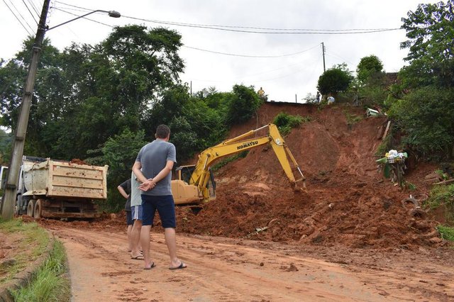 Deslizamento de terra na Rua Christiano Karsten no Testo Salto Deslizamento de terra na Rua Christiano Karsten no Testo Salto