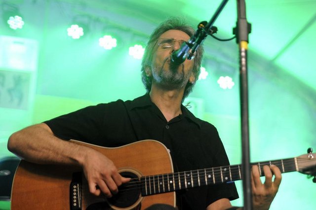 CAXIAS DO SUL, RS, BRASIL, 24/03/2018 - O Festival Brasileiro de Música de Rua levou centenas de pessoas ao estacionamento da UCS. A plateia pode assistir shows de Yangos e vitor Ramil. (Marcelo Casagrande/Agência RBS) CAXIAS DO SUL, RS, BRASIL, 24/03/2018 - O Festival Brasileiro de Música de Rua levou centenas de pessoas ao estacionamento da UCS. A plateia pode assistir shows de Yangos e vitor Ramil. (Marcelo Casagrande/Agência RBS)