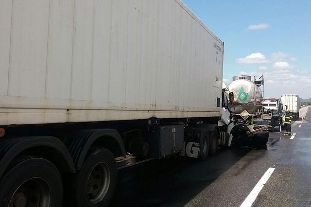 Acidente entre caminhões causa interdição completa da pista sul da BR-101, em Garuva Acidente entre caminhões causa interdição completa da pista sul da BR-101, em Garuva