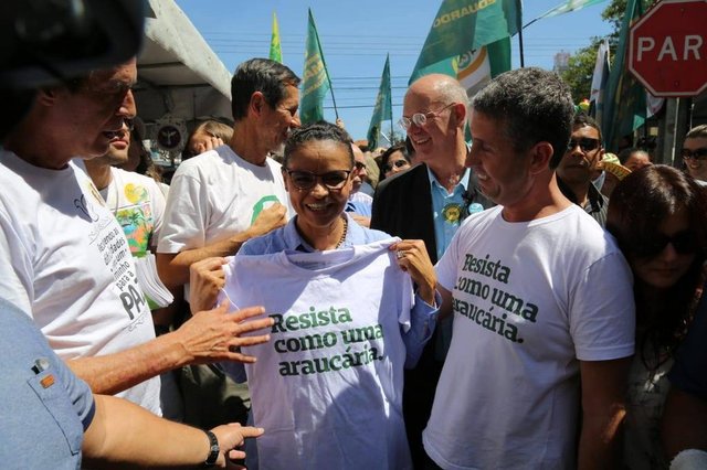 Candidata Marina Silva (Rede) mostra camiseta em Porto Alegre. Candidata Marina Silva (Rede) mostra camiseta em Porto Alegre.